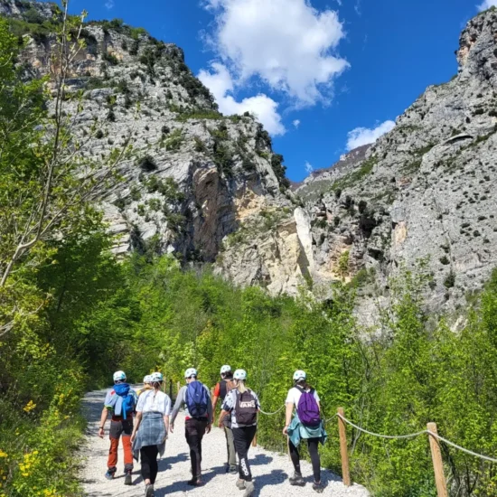 Escursionisti con caschi di protezione entrano nelle Gole di Fara San Martino