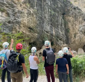 guida con escursionisti all'interno delle Golebd i Fara San Martino