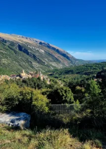 Palena, orchidee borgo in abruzzo paorama sulla valle dell'aventino